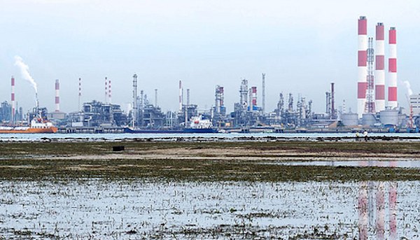 oil refinery facilities on Jurong Island