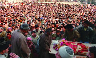 the funeral of Harkat ul-Mujahideen leader Javed Ahmad Bhat at Khrew, Srinagar, on December 19, 2005.