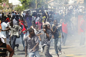 2011_Senegal_beatingprotestor