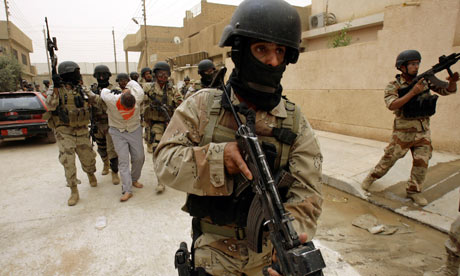Iraqi-troops-escort-suspe-008
