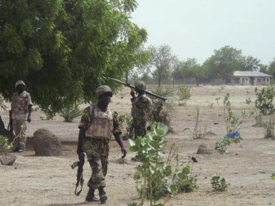 Nigerian_soldiers_patrol_400x300