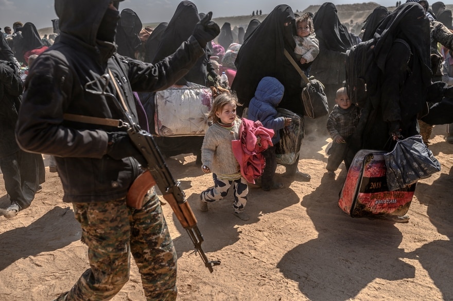 7797202095_des-femmes-et-des-enfants-evacues-de-la-ville-de-baghouz-en-syrie