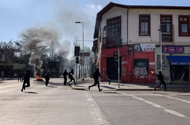 (Anonymous Anarchist) Anarchists Clash with 'Carabineros' Forces in Solidarity with Monica Caballero and Francisco Solar, Outside the 'Liceo Confederación Suiza' High School, General Urriola, Santiago, Chile - 25 August 2023