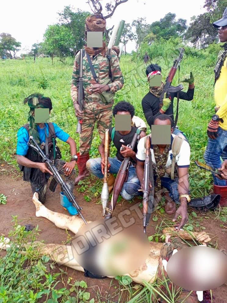 (Photos ) Suspected Return, Reclamation, Rehabilitation (3R) Militants Pose with Killed PMC Wagner Element, Central African Republic (CAR) - Unknown Date