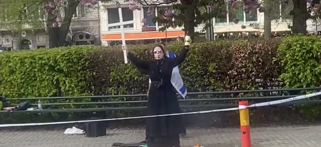 (Videos) Activist Jade Sandberg & Salwan Najem Hold a Quran Burning at the Gustav Adolfs Torg Square, Malmö, Sweden – 3 May 2024