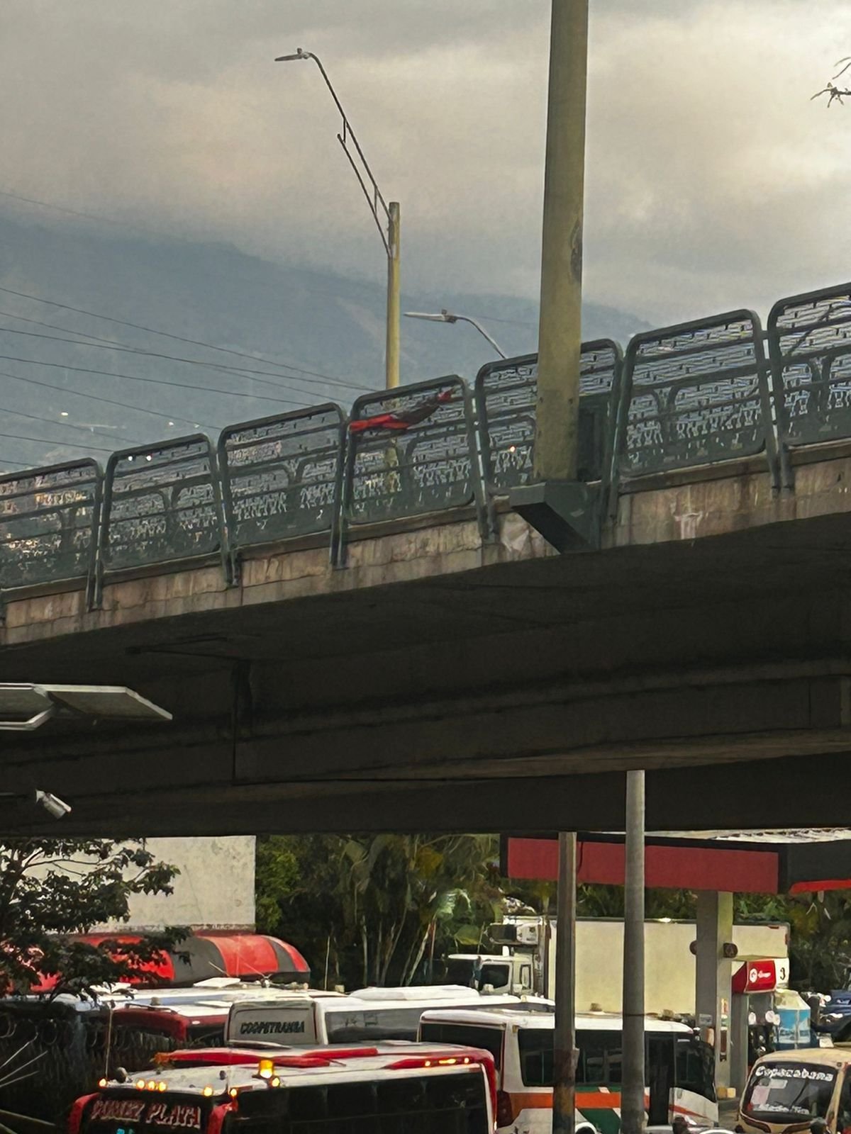 (Photo) Authorities Close Madre Laura Bridge Amid Concerns of the Presence of an Improvised Explosive Device (IED) After the Discovery of a National Liberation Army (ELN) Flag, Medellín, Antioquia, Colombia - 05 July 2024