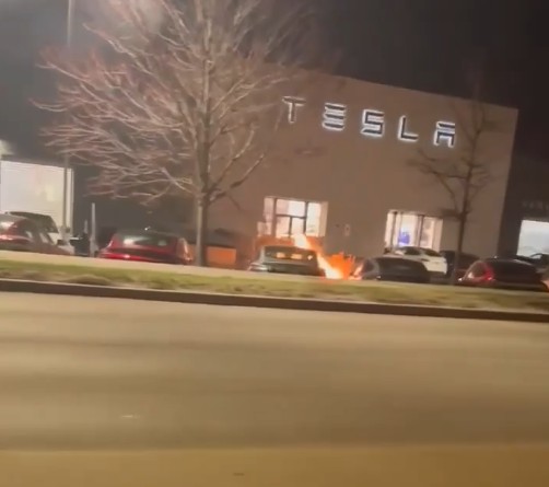 (Video) Arsonists Target a Tesla Dealership, Damaging Several Cars, Kansas City, Missouri, United States - 18 March 2025